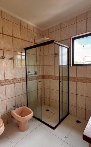 Casa de condomínio para alugar com 600m², 5 quartos e 3 vagas Casa de condomínio para alugar com 600m², 5 quartos e 3 vagasBanheiro da Suíte 2