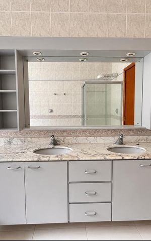 Casa de condomínio para alugar com 600m², 5 quartos e 3 vagas Casa de condomínio para alugar com 600m², 5 quartos e 3 vagasBanheiro da Suíte 1