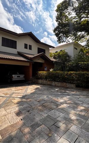 Casa de condomínio para alugar com 600m², 5 quartos e 3 vagas Casa de condomínio para alugar com 600m², 5 quartos e 3 vagasFachada com placa