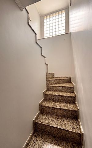 Casa de condomínio para alugar com 600m², 5 quartos e 3 vagas Casa de condomínio para alugar com 600m², 5 quartos e 3 vagasEscada