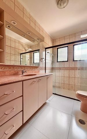 Casa de condomínio para alugar com 600m², 5 quartos e 3 vagas Casa de condomínio para alugar com 600m², 5 quartos e 3 vagasBanheiro