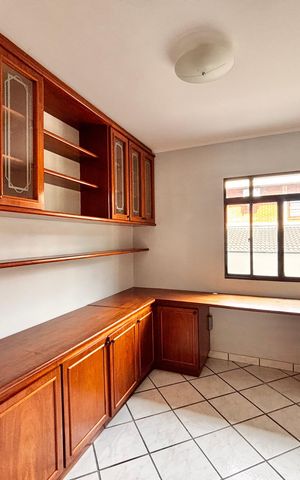 Casa de condomínio para alugar com 600m², 5 quartos e 3 vagas Casa de condomínio para alugar com 600m², 5 quartos e 3 vagasEscritório