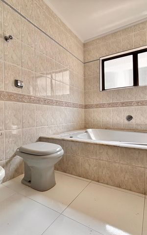 Casa de condomínio para alugar com 600m², 5 quartos e 3 vagas Casa de condomínio para alugar com 600m², 5 quartos e 3 vagasBanheiro da Suíte 1