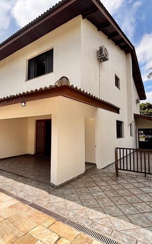 Casa de condomínio para alugar com 600m², 5 quartos e 3 vagas Casa de condomínio para alugar com 600m², 5 quartos e 3 vagasCorredor lateral