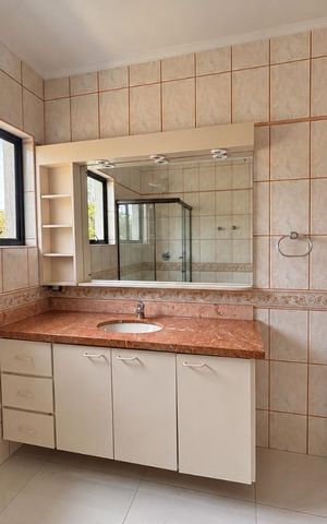 Casa de condomínio para alugar com 600m², 5 quartos e 3 vagas Casa de condomínio para alugar com 600m², 5 quartos e 3 vagasBanheiro da Suíte 2