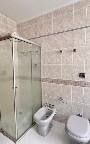 Casa de condomínio para alugar com 600m², 5 quartos e 3 vagas Casa de condomínio para alugar com 600m², 5 quartos e 3 vagasBanheiro da Suíte 1