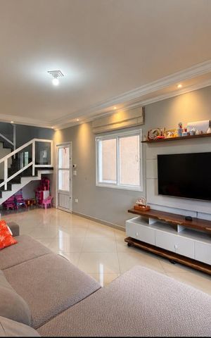 Casa à venda com 150m², 3 quartos e 5 vagas Casa à venda com 150m², 3 quartos e 5 vagasSala