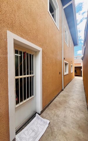 Casa à venda com 150m², 3 quartos e 5 vagas Casa à venda com 150m², 3 quartos e 5 vagasLateral