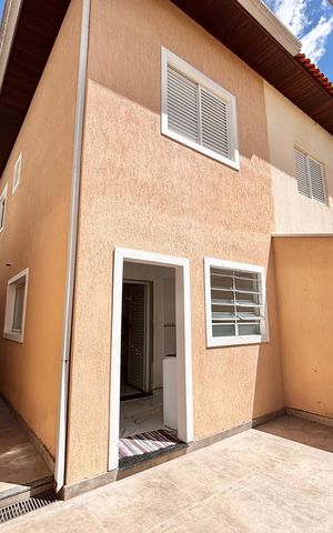 Casa à venda com 150m², 3 quartos e 5 vagas Casa à venda com 150m², 3 quartos e 5 vagasFundos