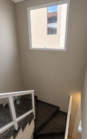 Casa à venda com 150m², 3 quartos e 5 vagas Casa à venda com 150m², 3 quartos e 5 vagasEscada