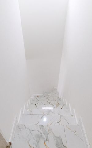Casa de condomínio para alugar com 80m², 3 quartos e 4 vagas Casa de condomínio para alugar com 80m², 3 quartos e 4 vagasEscada