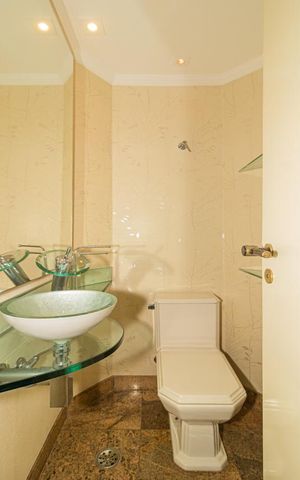 Apartamento à venda com 300m², 4 quartos e 4 vagas Apartamento à venda com 300m², 4 quartos e 4 vagasBanheiro Social