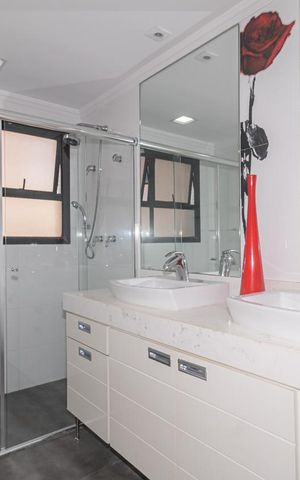Apartamento à venda com 300m², 4 quartos e 4 vagas Apartamento à venda com 300m², 4 quartos e 4 vagasBanheiro da Suíte 1