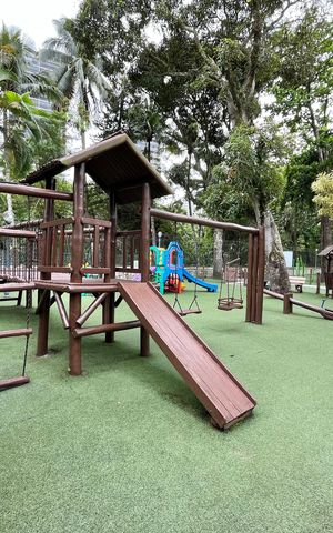 Casa de condomínio à venda com 190m², 3 quartos e 4 vagas Casa de condomínio à venda com 190m², 3 quartos e 4 vagasÁrea comum - Playground