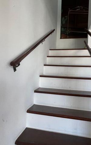Casa para alugar com 157m², 4 quartos e 2 vagas Casa para alugar com 157m², 4 quartos e 2 vagasEscada de acesso 2º piso