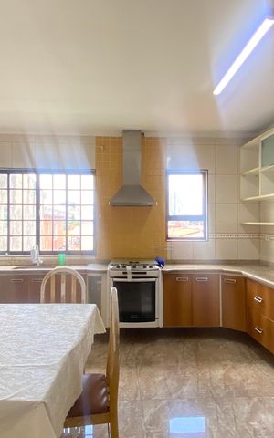 Casa à venda com 300m², 4 quartos e 5 vagas Casa à venda com 300m², 4 quartos e 5 vagasCozinha