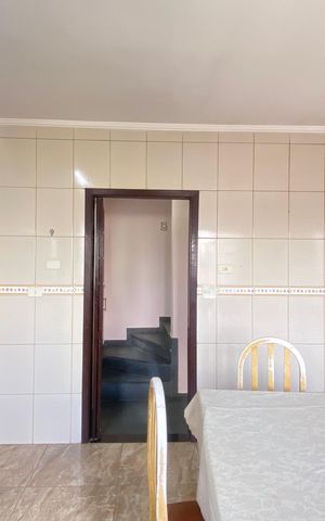 Casa à venda com 300m², 4 quartos e 5 vagas Casa à venda com 300m², 4 quartos e 5 vagasCozinha