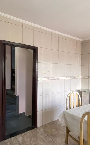 Casa à venda com 300m², 4 quartos e 5 vagas Casa à venda com 300m², 4 quartos e 5 vagasCozinha