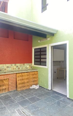 Casa à venda com 300m², 4 quartos e 5 vagas Casa à venda com 300m², 4 quartos e 5 vagasÁrea externa