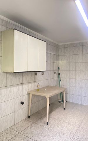 Casa à venda com 300m², 4 quartos e 5 vagas Casa à venda com 300m², 4 quartos e 5 vagasÁrea de Serviço