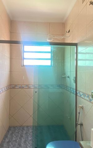 Casa à venda com 300m², 4 quartos e 5 vagas Casa à venda com 300m², 4 quartos e 5 vagasBanheiro 2