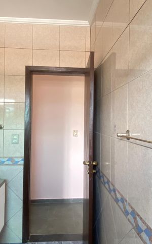 Casa à venda com 300m², 4 quartos e 5 vagas Casa à venda com 300m², 4 quartos e 5 vagasBanheiro 2