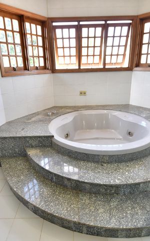Casa de condomínio à venda com 809m², 4 quartos e 6 vagasBanheiro