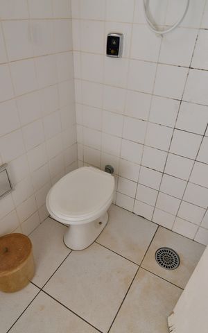 Casa de condomínio à venda com 809m², 4 quartos e 6 vagasBanheiro de serviço