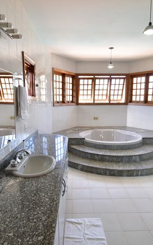 Casa de condomínio à venda com 809m², 4 quartos e 6 vagasBanheiro