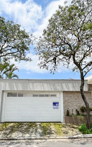 Casa para alugar com 312m², 3 quartos e 4 vagasFachada + plaquinha