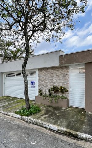 Casa para alugar com 312m², 3 quartos e 4 vagasFachada + plaquinha