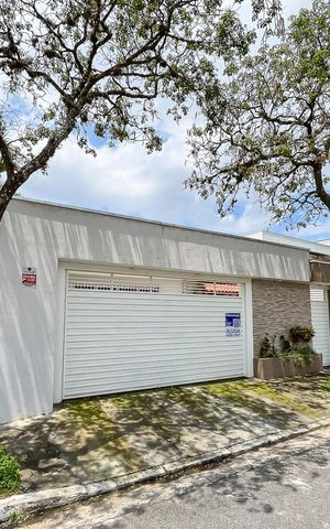 Casa para alugar com 312m², 3 quartos e 4 vagasFachada + plaquinha