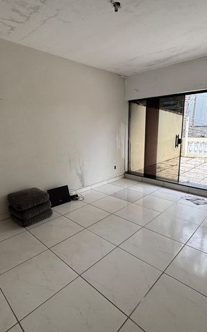 Casa à venda com 140m², 3 quartos e 2 vagas Casa à venda com 140m², 3 quartos e 2 vagasSala