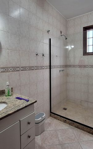 Casa à venda com 174m², 3 quartos e 2 vagas Casa à venda com 174m², 3 quartos e 2 vagasBanheiro Social