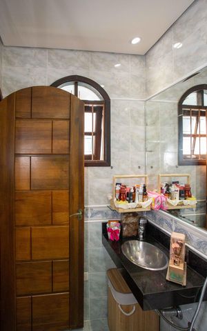 Casa à venda com 224m², 4 quartos e 5 vagasBanheiro da Suíte 2 Casa 1