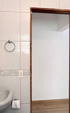 Casa à venda com 187m², 4 quartos e 2 vagas Casa à venda com 187m², 4 quartos e 2 vagasBanheiro 1