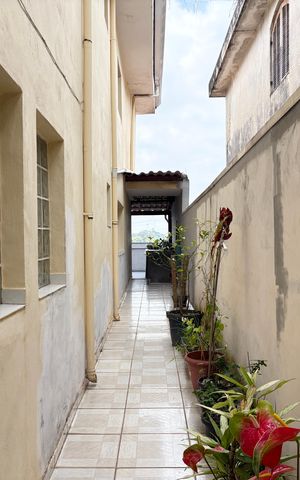 Casa à venda com 187m², 4 quartos e 2 vagas Casa à venda com 187m², 4 quartos e 2 vagasCorredor Lateral