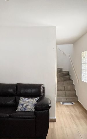 Casa à venda com 187m², 4 quartos e 2 vagas Casa à venda com 187m², 4 quartos e 2 vagasSala