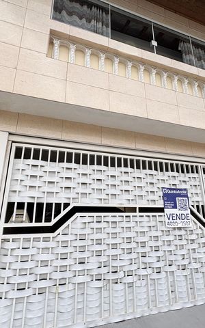 Casa à venda com 187m², 4 quartos e 2 vagas Casa à venda com 187m², 4 quartos e 2 vagasFachada