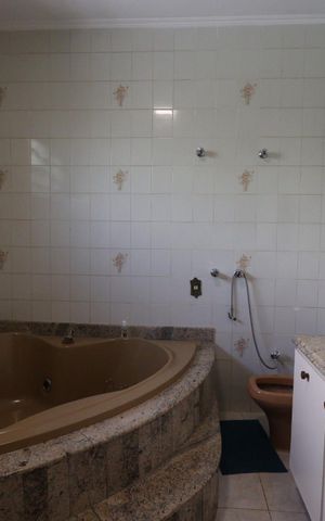 Casa para alugar com 390m², 5 quartos e 4 vagas Casa para alugar com 390m², 5 quartos e 4 vagasBanheiro da Suíte