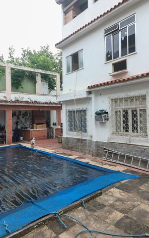 Casa à venda com 600m², 5 quartos e 3 vagas Casa à venda com 600m², 5 quartos e 3 vagasÁrea externa