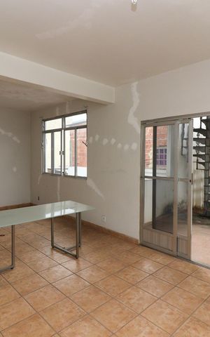 Casa à venda com 600m², 5 quartos e 3 vagas Casa à venda com 600m², 5 quartos e 3 vagasCasa 2 - Sala