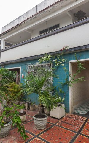Casa à venda com 600m², 5 quartos e 3 vagas Casa à venda com 600m², 5 quartos e 3 vagasÁrea externa