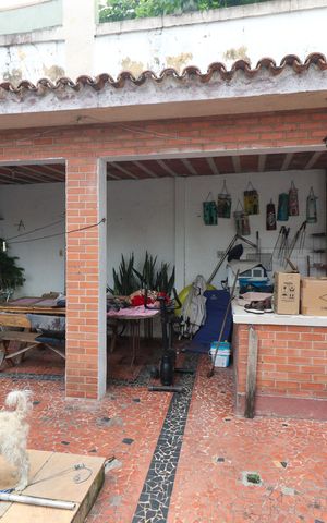 Casa à venda com 600m², 5 quartos e 3 vagas Casa à venda com 600m², 5 quartos e 3 vagasÁrea externa