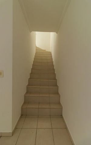 Casa de condomínio para alugar com 292m², 4 quartos e 6 vagas Casa de condomínio para alugar com 292m², 4 quartos e 6 vagasEscada para Quarto de serviço