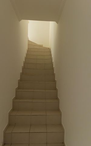 Casa de condomínio para alugar com 292m², 4 quartos e 6 vagas Casa de condomínio para alugar com 292m², 4 quartos e 6 vagasEscada para Quarto de serviço
