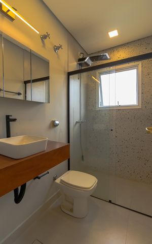 Casa de condomínio para alugar com 292m², 4 quartos e 6 vagas Casa de condomínio para alugar com 292m², 4 quartos e 6 vagasBanheiro da Suíte 2