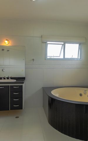 Casa de condomínio para alugar com 292m², 4 quartos e 6 vagas Casa de condomínio para alugar com 292m², 4 quartos e 6 vagasBanheiro da Suíte 3 - Master