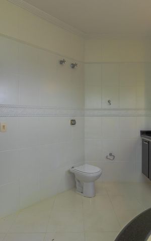 Casa de condomínio para alugar com 292m², 4 quartos e 6 vagas Casa de condomínio para alugar com 292m², 4 quartos e 6 vagasBanheiro da Suíte 3 - Master