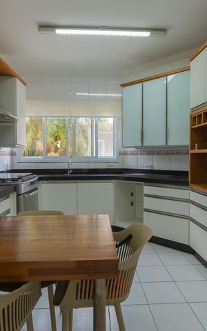 Casa de condomínio para alugar com 292m², 4 quartos e 6 vagas Casa de condomínio para alugar com 292m², 4 quartos e 6 vagasCozinha